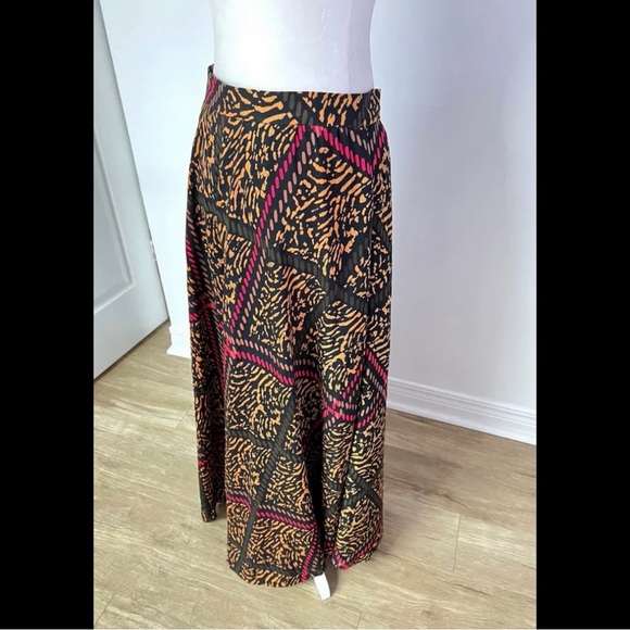 🇨🇦 Vintage ’90s A-Line Maxi Skirt – Red, Brown & Caramel Abstract on Black - Picture 8 of 16